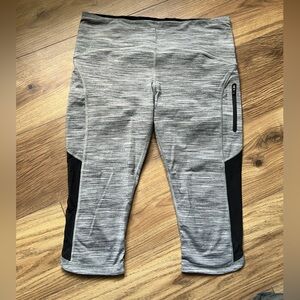 Lululemon Women’s Heathered Grey and Black Athletic Capri Workout Leggings